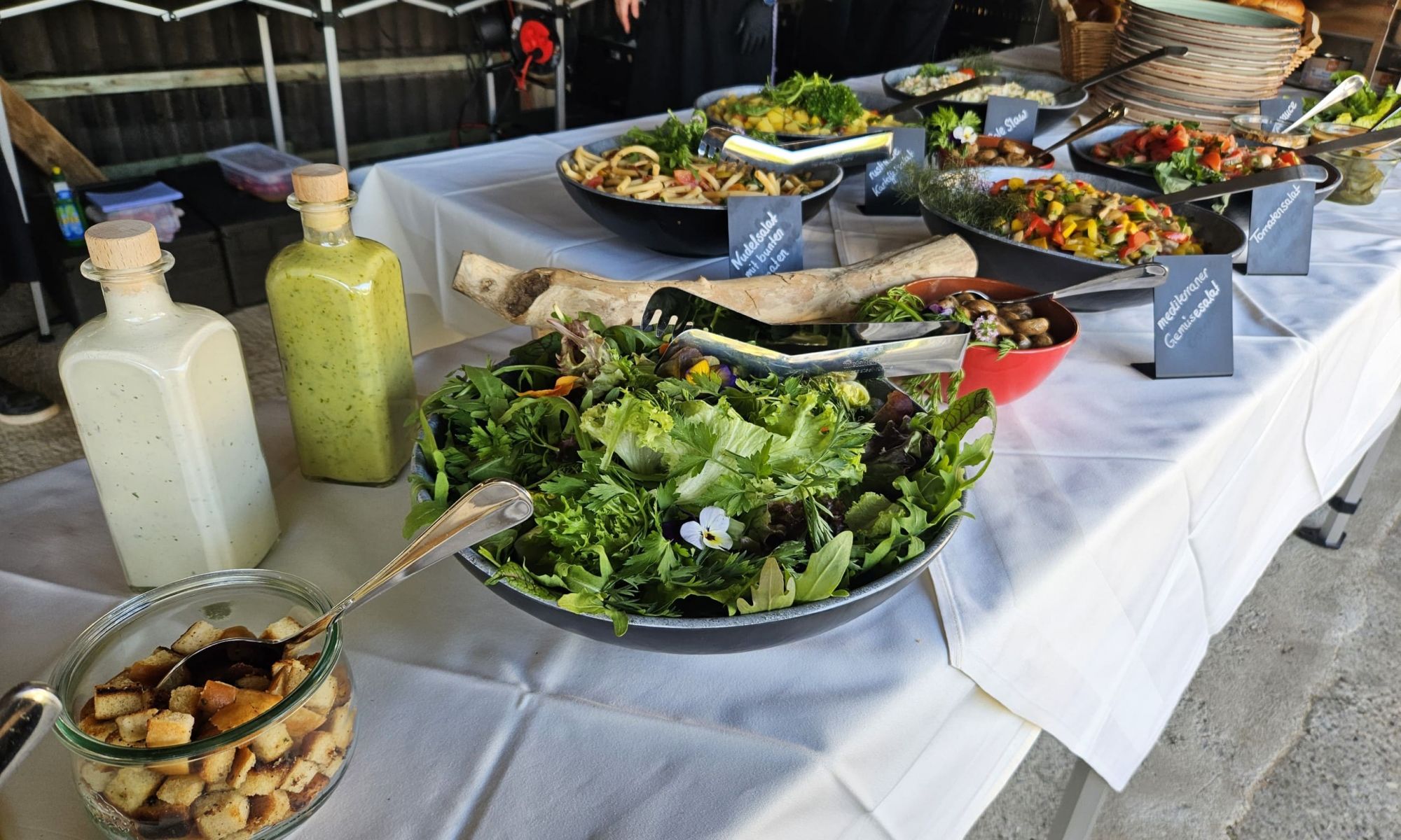 Salate-und-Dressing-Buffet